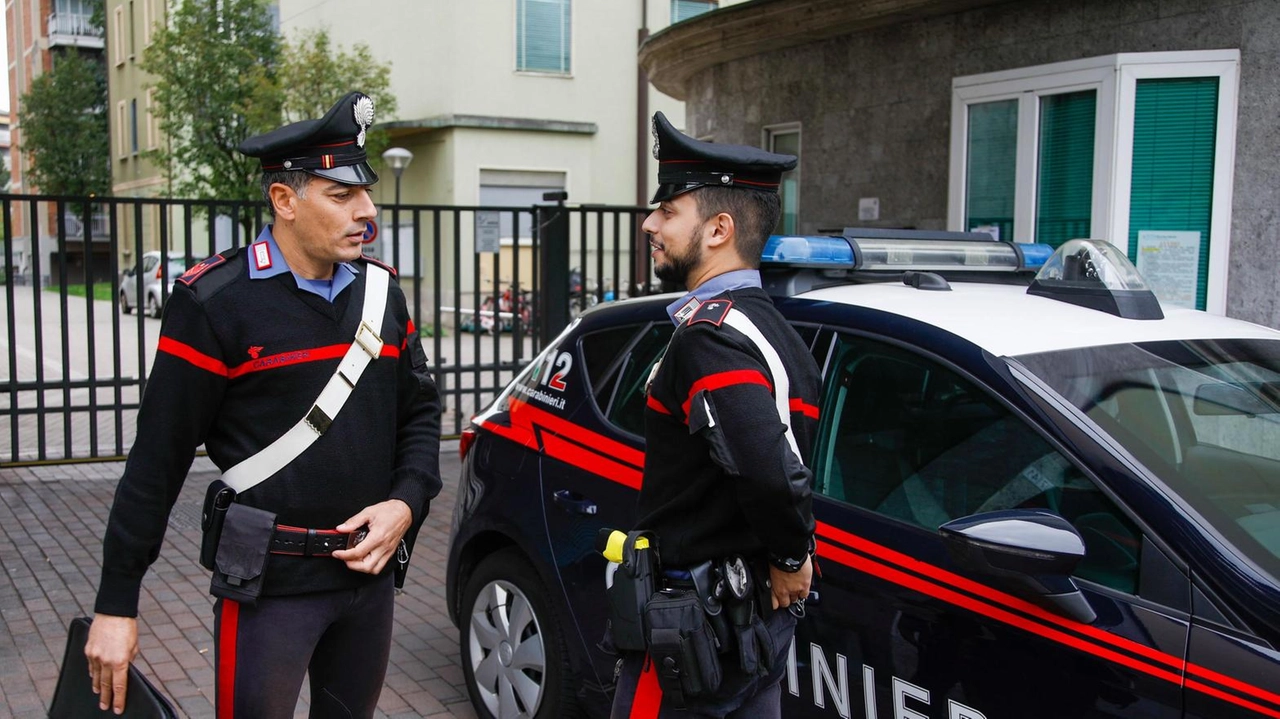 I carabinieri nel palazzo di via XXV Aprile a Novate Milanese, hinterland Nord