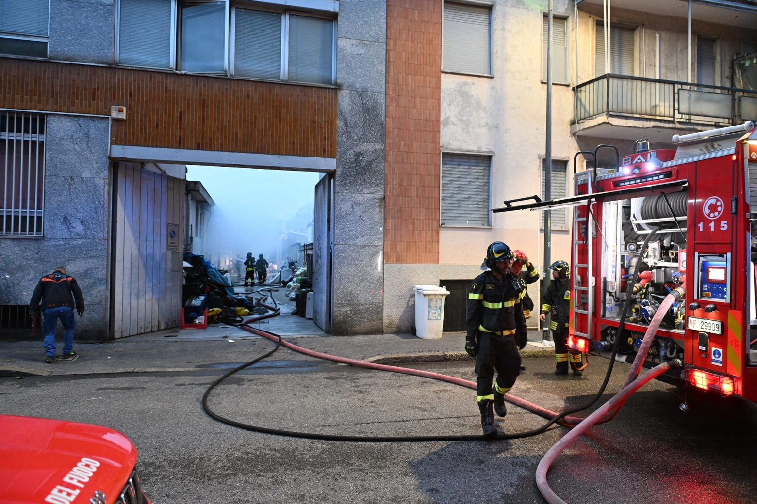 Vigili del fuoco al lavoro per spegnere le fiamme nel capannone industriale in via Cesalpino, in zona Palmanova