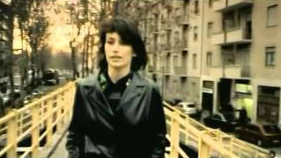 Un frame dell'attrice che ha interpretato Giulia nel videoclip di "Dedicato a Te"