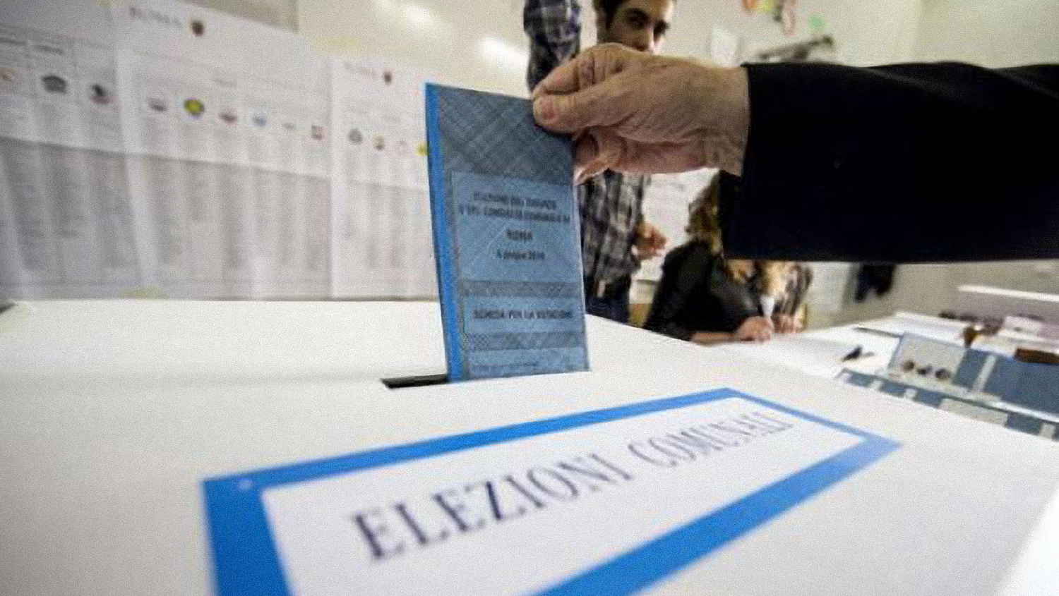 Sulla scheda elettorale del ballottaggio nelle elezioni comunali sono indicati i nomi di solo due candidati sindaci