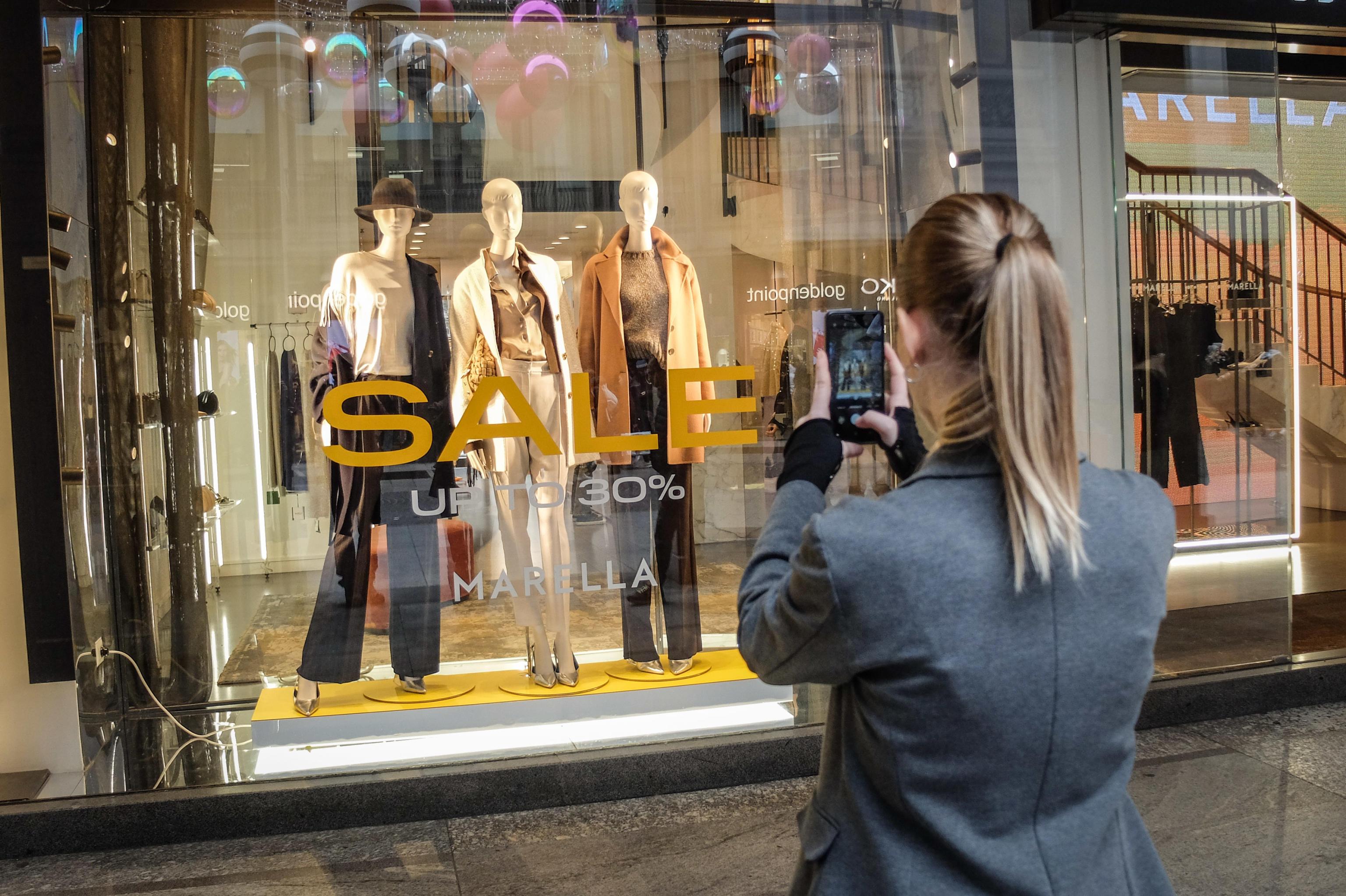 Saldi a Milano, torna la voglia di negozio: “Le persone vogliono provare”