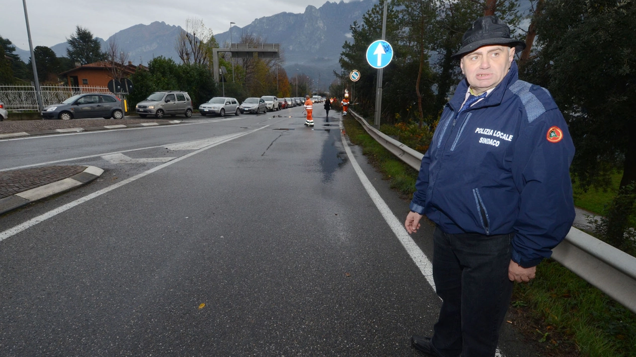 L’area dove dovrebbe essere realizzato lo svincolo e il sindaco di Pescate Dante De Capitani