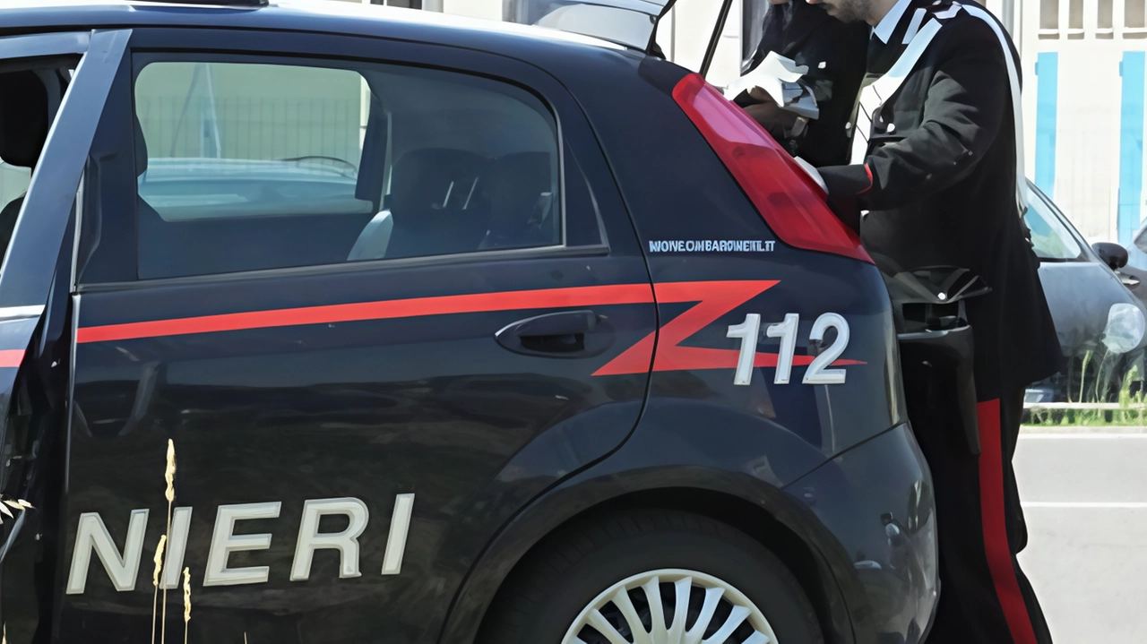 Parabiago, paura sul treno per un 37enne. Militari sulle tracce di due rapinatori