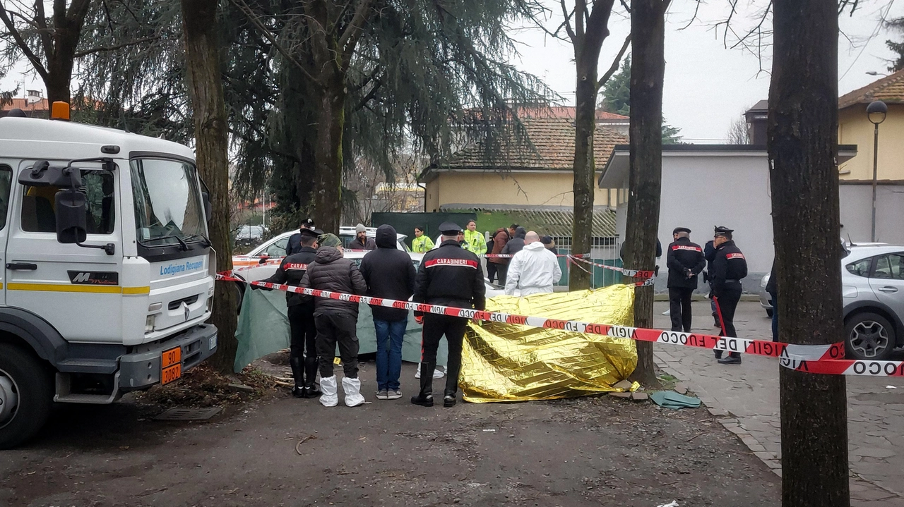 I rilievi dei carabinieri e degli esperti del reparto scientifico sul corpo e sull’auto di Roberto Bolzoni in piazza Omegna a Lodi