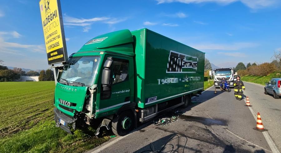 Merate, frontale tra auto e furgone sulla ex Statale 36: tre i feriti, traffico bloccato