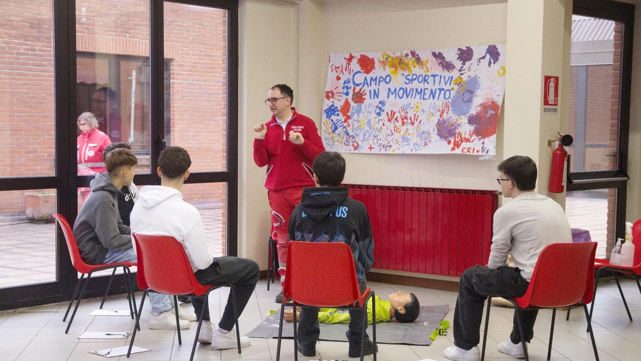 La prima giornata di lezioni dalla Croce Rossa per i ragazzi del Ferraris Il corso alterna teoria e pratica e consentirà agli studenti di acquisire le competenze necessarie per eseguire manovre di rianimazione