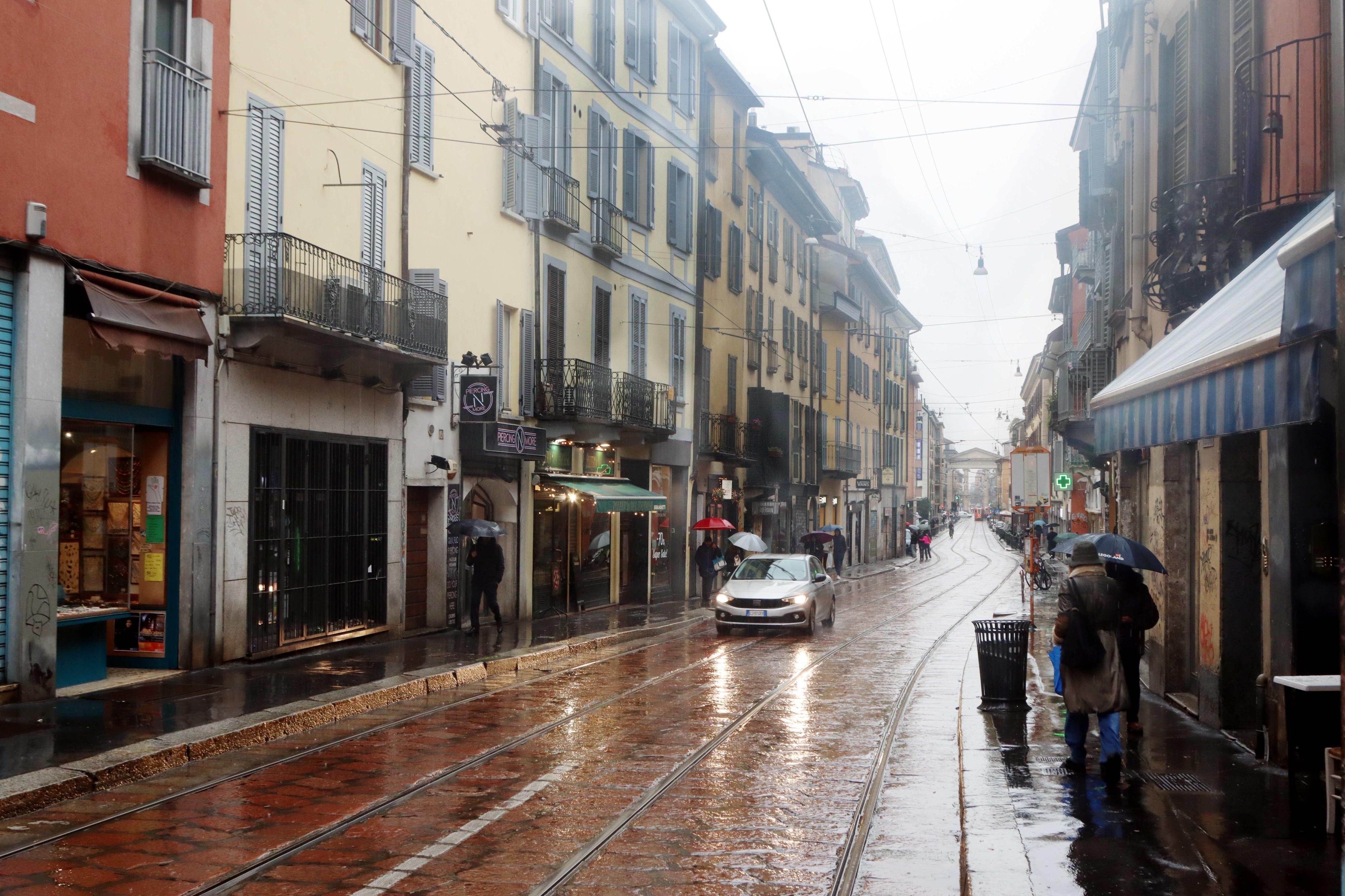 Curavano i clienti dei locali in Porta Ticinese: beccati mentre rubano una borsa con la “tecnica del maglione”