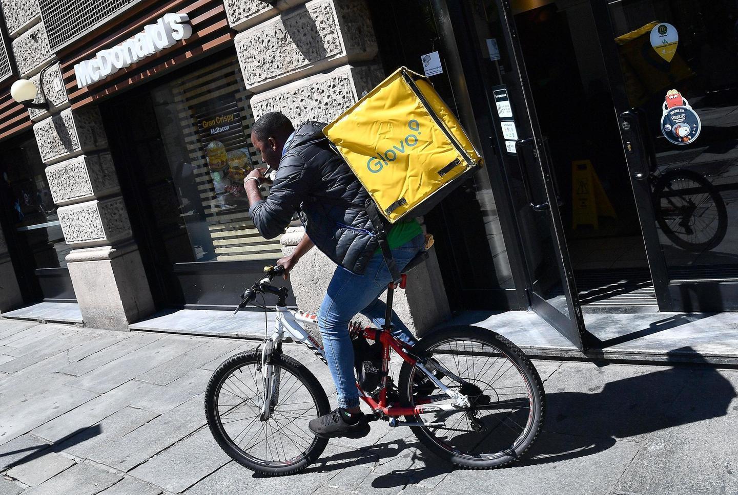 Rider aggredito da una cliente: “Si è lamentata del servizio. Mi ha spinto e ha rotto il telefono”. E ora deve pagare il costo del cibo perso