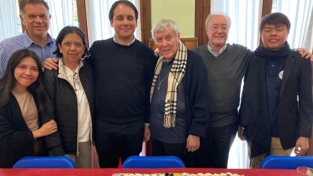 Il missionario canossiano Padre Giovanni Gentilin premiato per il suo impegno educativo e sociale nelle Filippine, dedicando il riconoscimento ai poveri e promettendo investimenti per progetti di sostegno a Tondo.