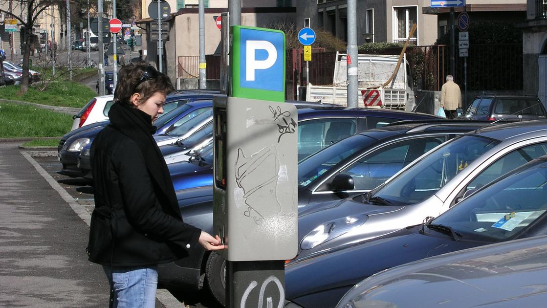 Bergamo, stangata per gli automobilisti: i parcheggi costeranno 20 centesimi in più all’ora