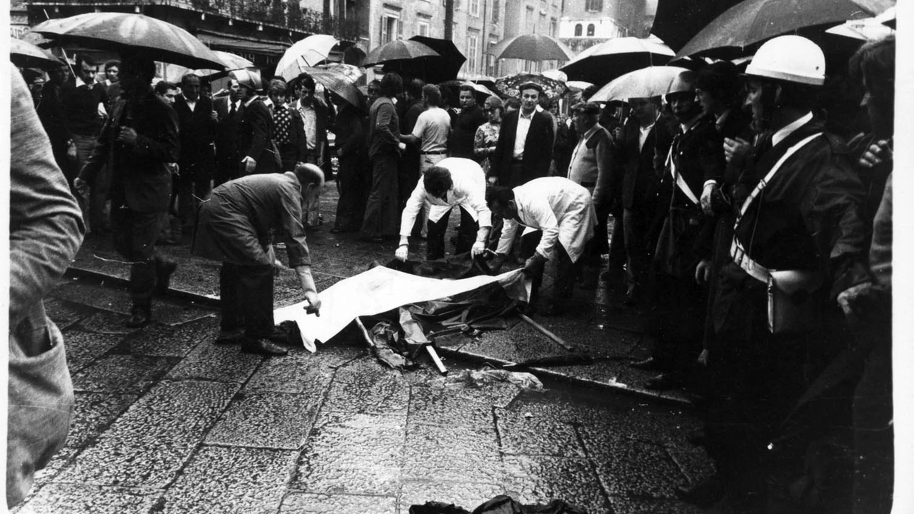 Una scena della terribile strage di piazza della Loggia del 1974