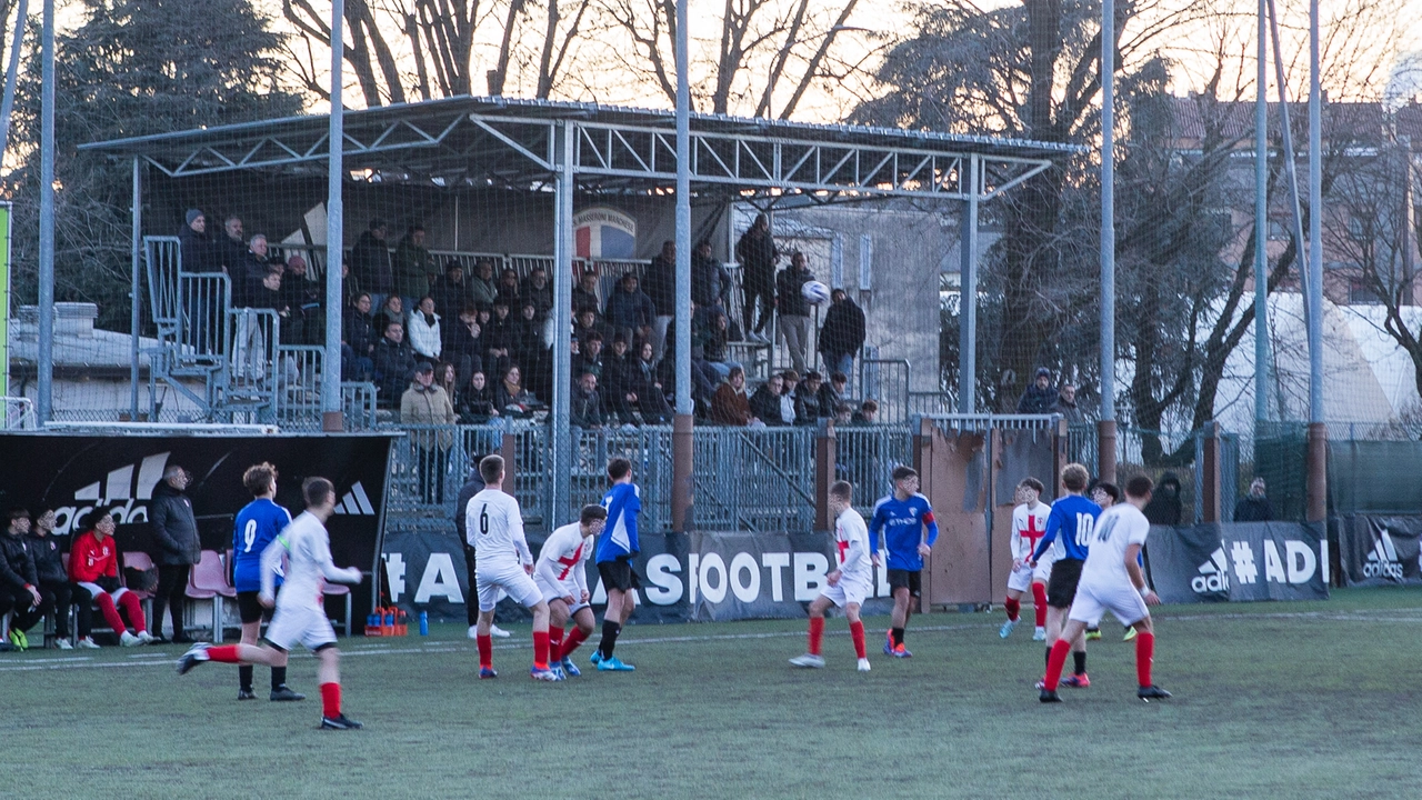 Il campo da calcio con tribune della Masseroni Marchese