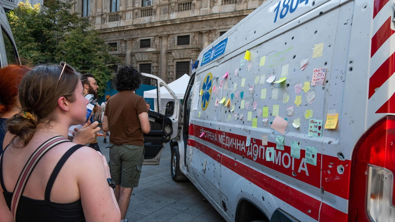 Il mezzo di soccorso ha attirato l’attenzione di milanesi e. turisti