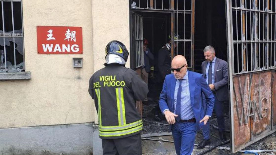 Le indagini sul rogo di via Cantoni a Milano si concentrano sulla sicurezza sul lavoro e sulle circostanze dei giovani presenti nello showroom. Si verificano mancanze di uscite di emergenza e impianto antincendio. Si indaga su eventuali rapporti lavorativi non ufficiali.