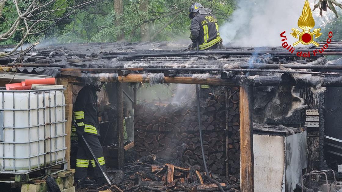 Cairate, incendio in una legnaia: vigili del fuoco in azione