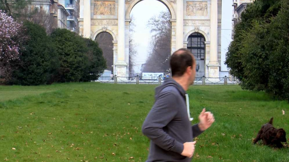 Un runner al Parco Sempione: sullo sfondo, l'Arco della Pace