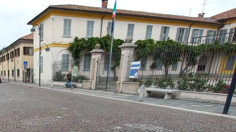 Polemica a Solaro sull'assegnazione del posto di custode del Municipio senza bando pubblico. Forza Italia critica mancanza di trasparenza, ma l'Amministrazione difende la scelta fiduciaria.