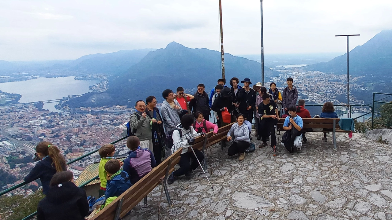 Gli studenti della Pekin University alla chiesetta del San Martino, monte sopra Lecco