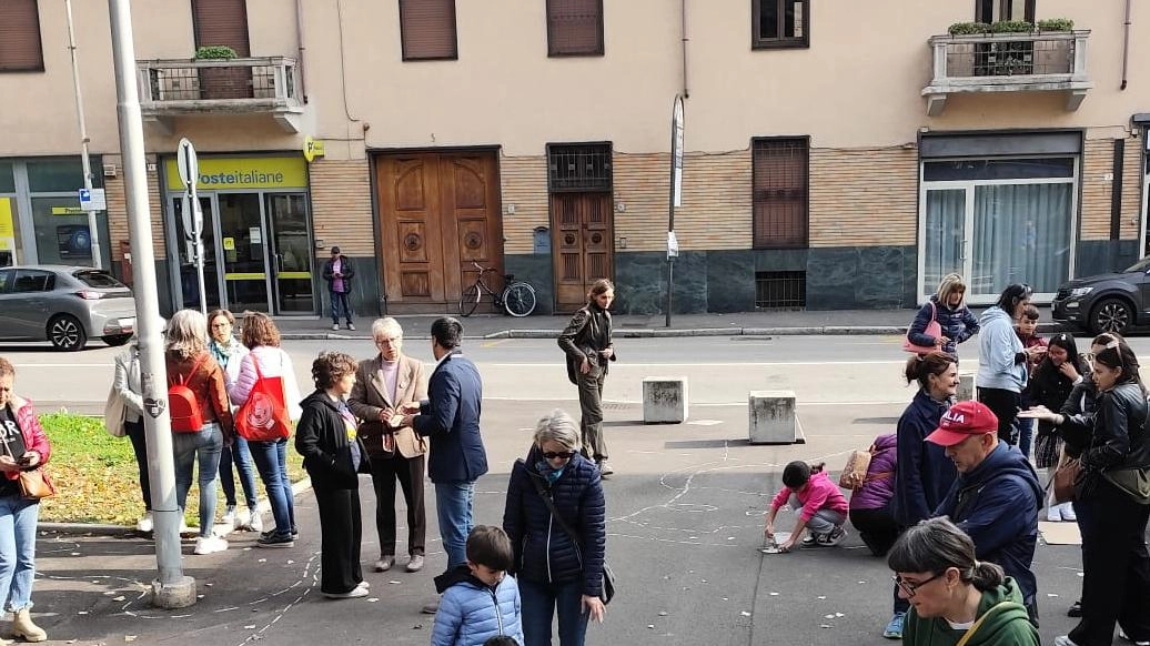 Un’isola verde davanti alla scuola. I bambini disegnano i propri spazi