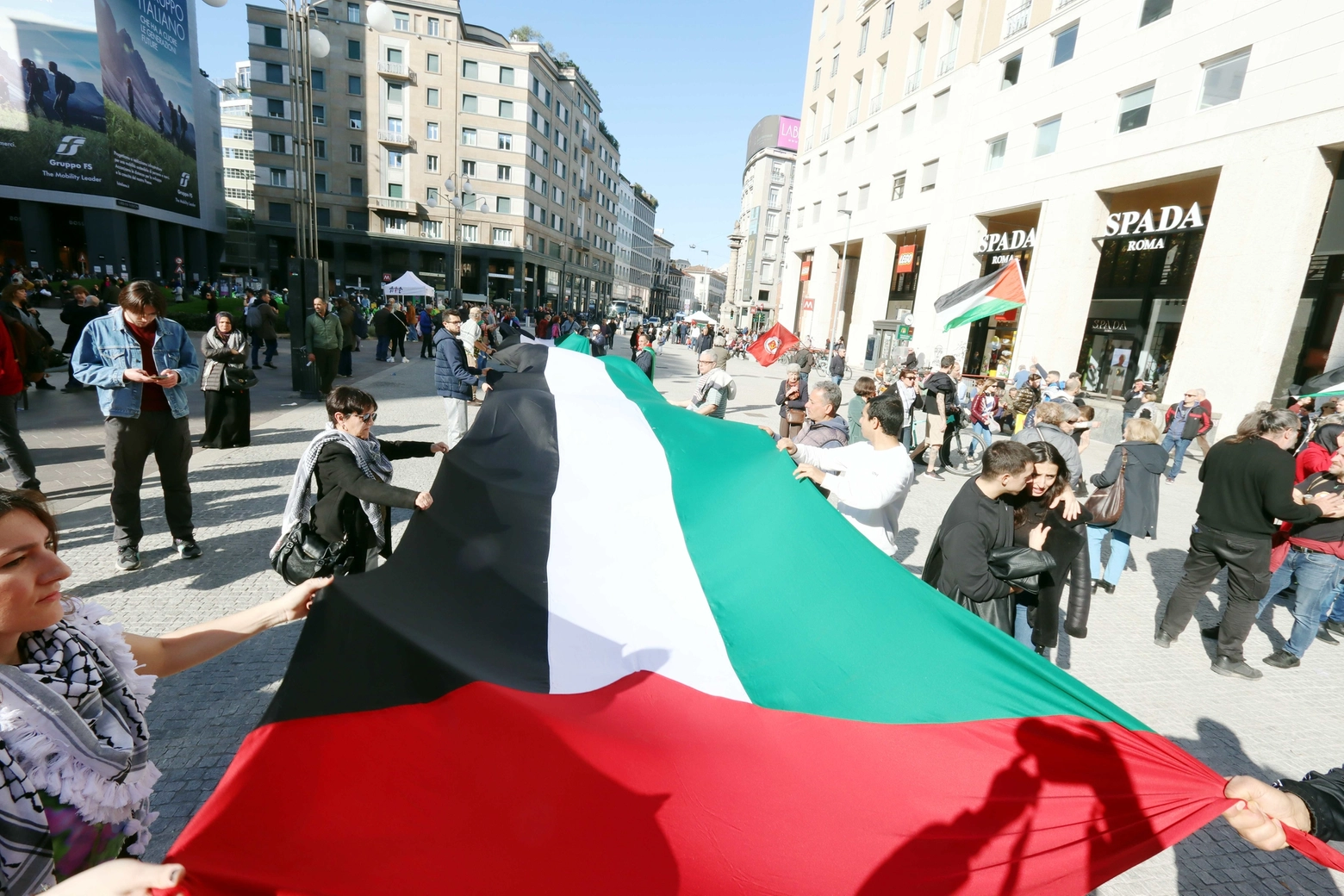 Presidio pro Palestina in piazza San Babila a Milano (Ansa)