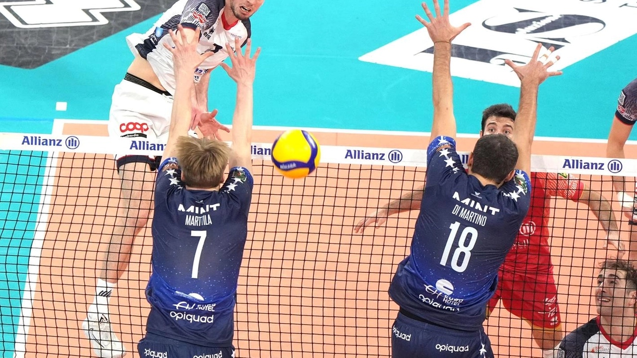 Ferre Reggers, opposto del Powervolley Milano, supera il muro di Monza