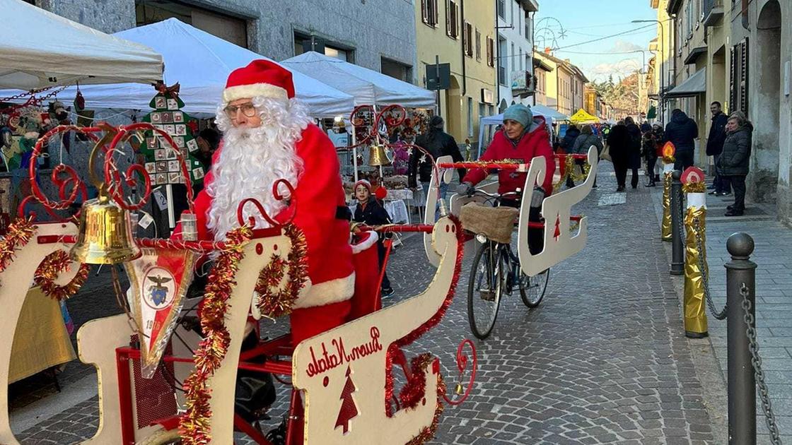 In piazza aspettando le feste. Il centro si riempie di attrazioni e Santa Claus arriva in bici