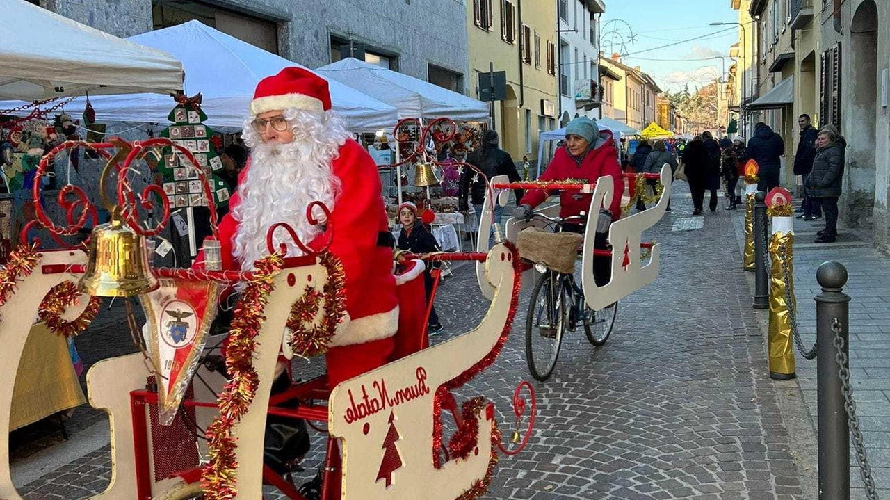 In piazza aspettando le feste. Il centro si riempie di attrazioni e Santa Claus arriva in bici