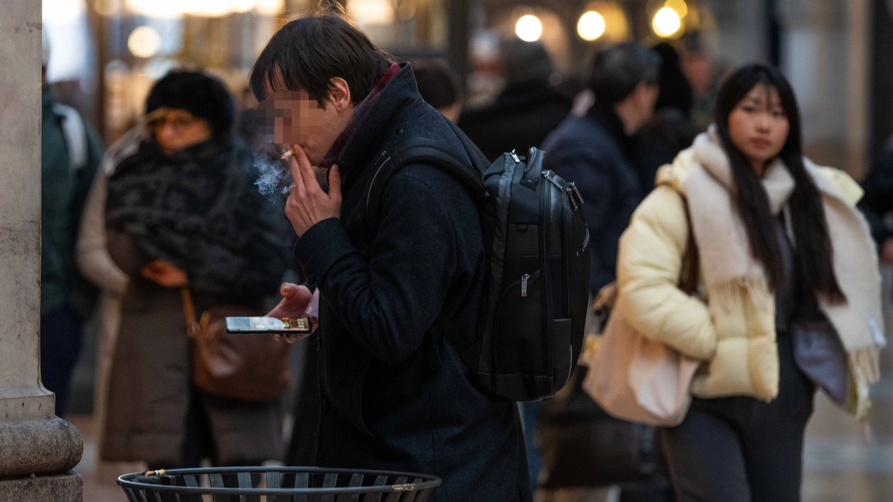 Stop alle sigarette all’aperto, a meno che non ci si trovi a distanza di 10 metri da un qualsiasi altro essere umano