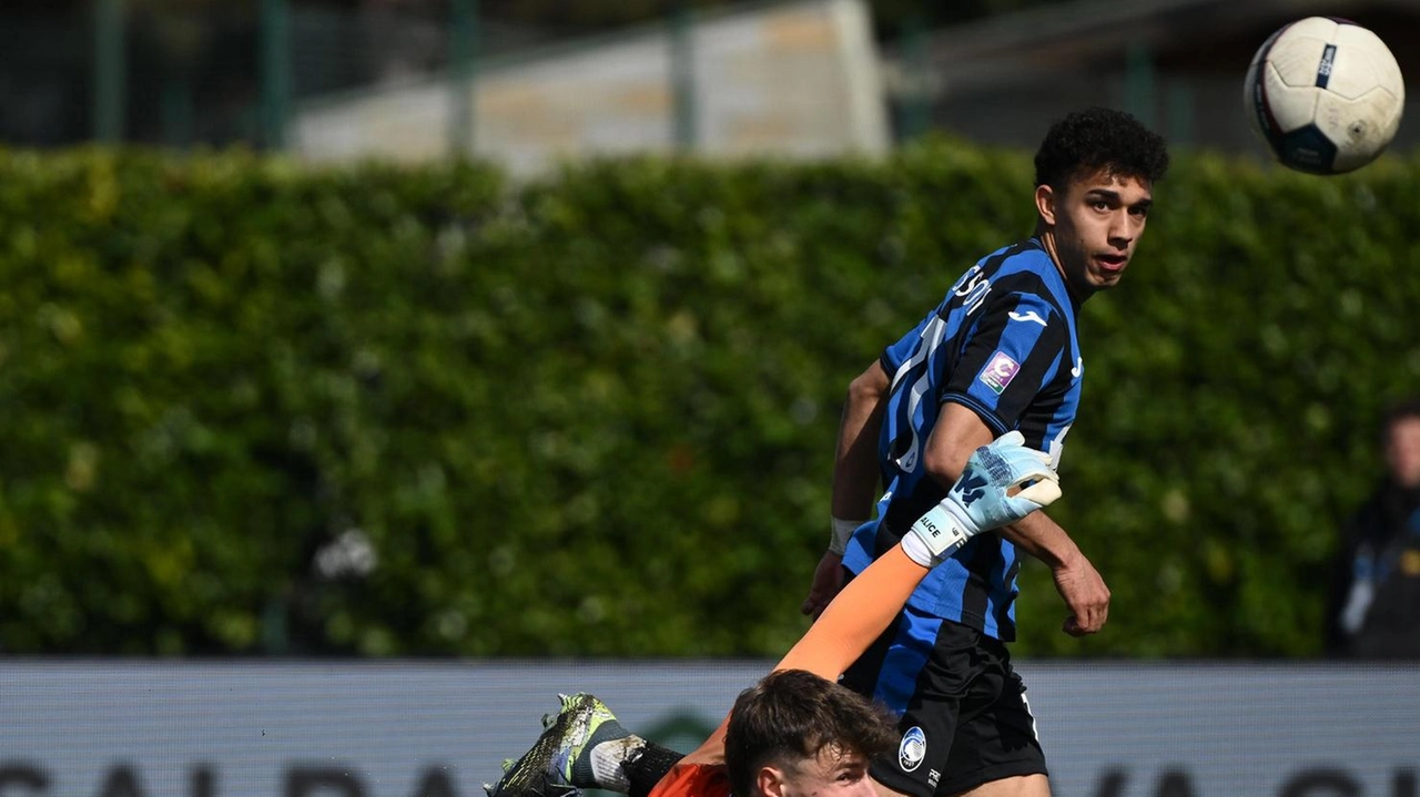 Dominic Vavassori salta il portiere siglando la terza rete dell’Atalanta Under 23