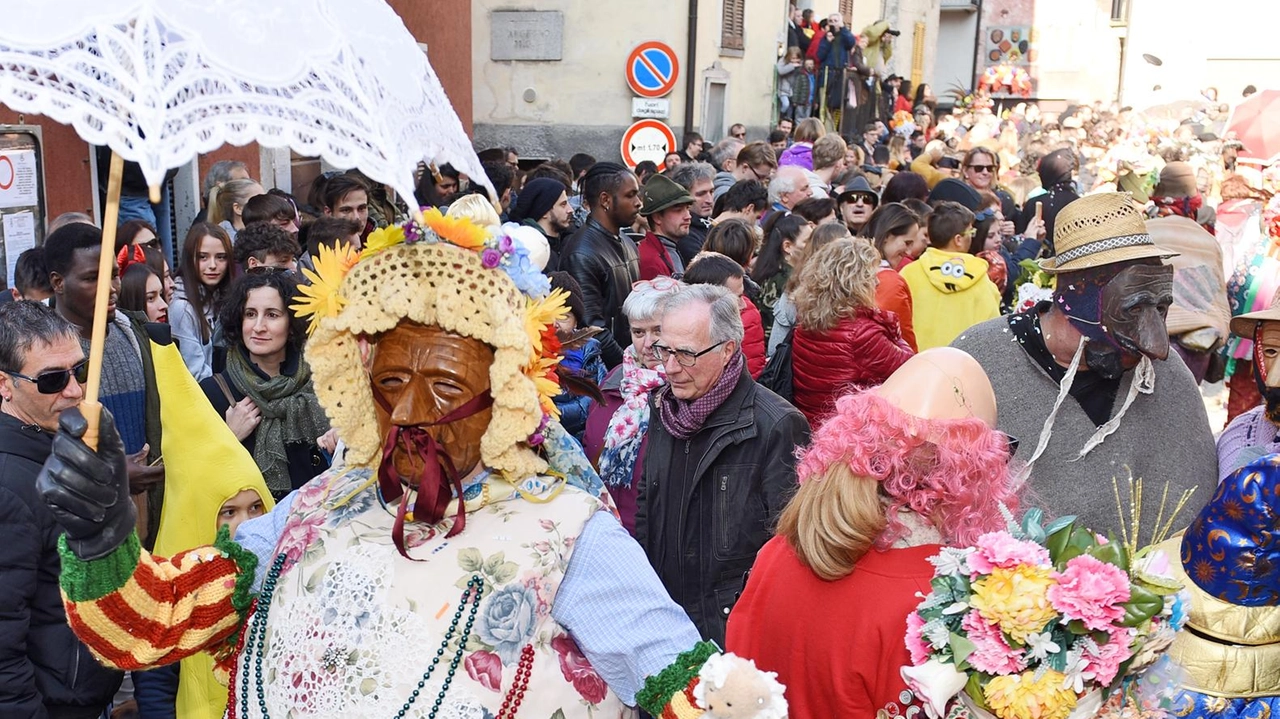 Sempre uguale, ma ogni volta diverso il Carnevale di Schignano. I Bej, i Brut, i Sapeur e gli altri personaggi...