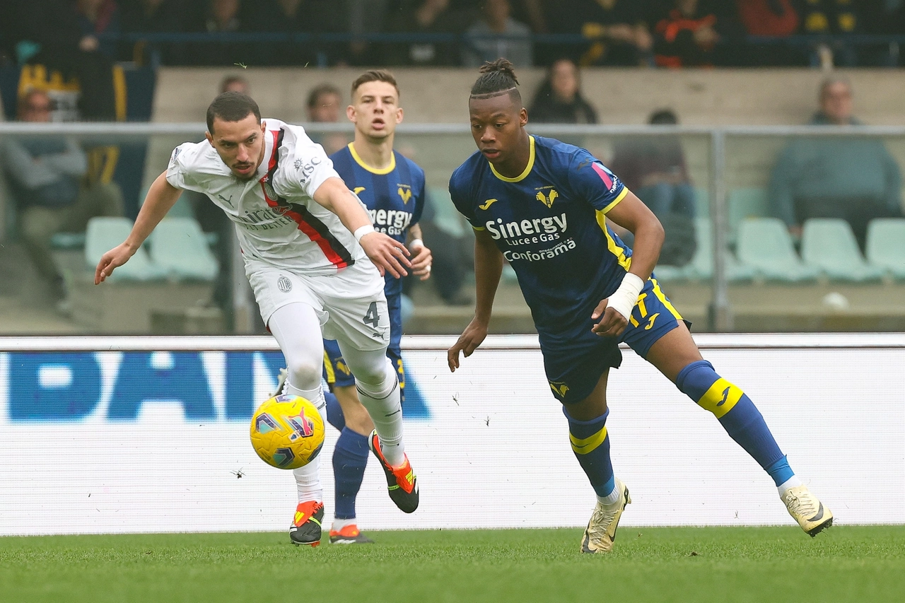 Ismael Bennacer nel match contro l'Hellas Verona