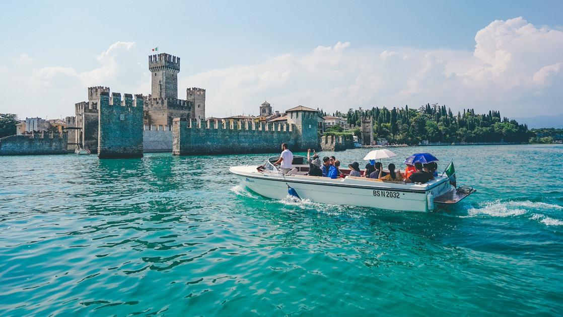 Lago di Garda, si tuffa dalla barca e rischia di affogare per un malore: turista in gravi condizioni