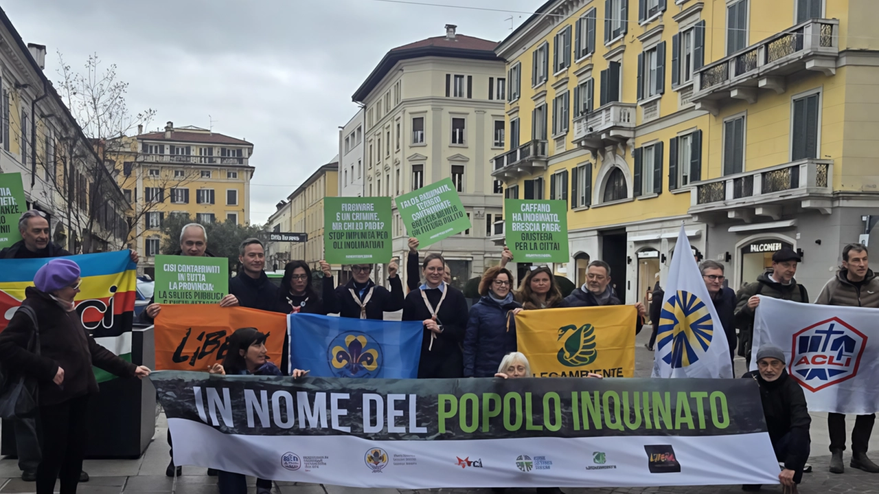 La manifestazione contro l’inquinamento ambientale. Per bonificare i parchi il Comune ha messo oltre 21 milioni, una cifra insufficiente al fabbisogno totale