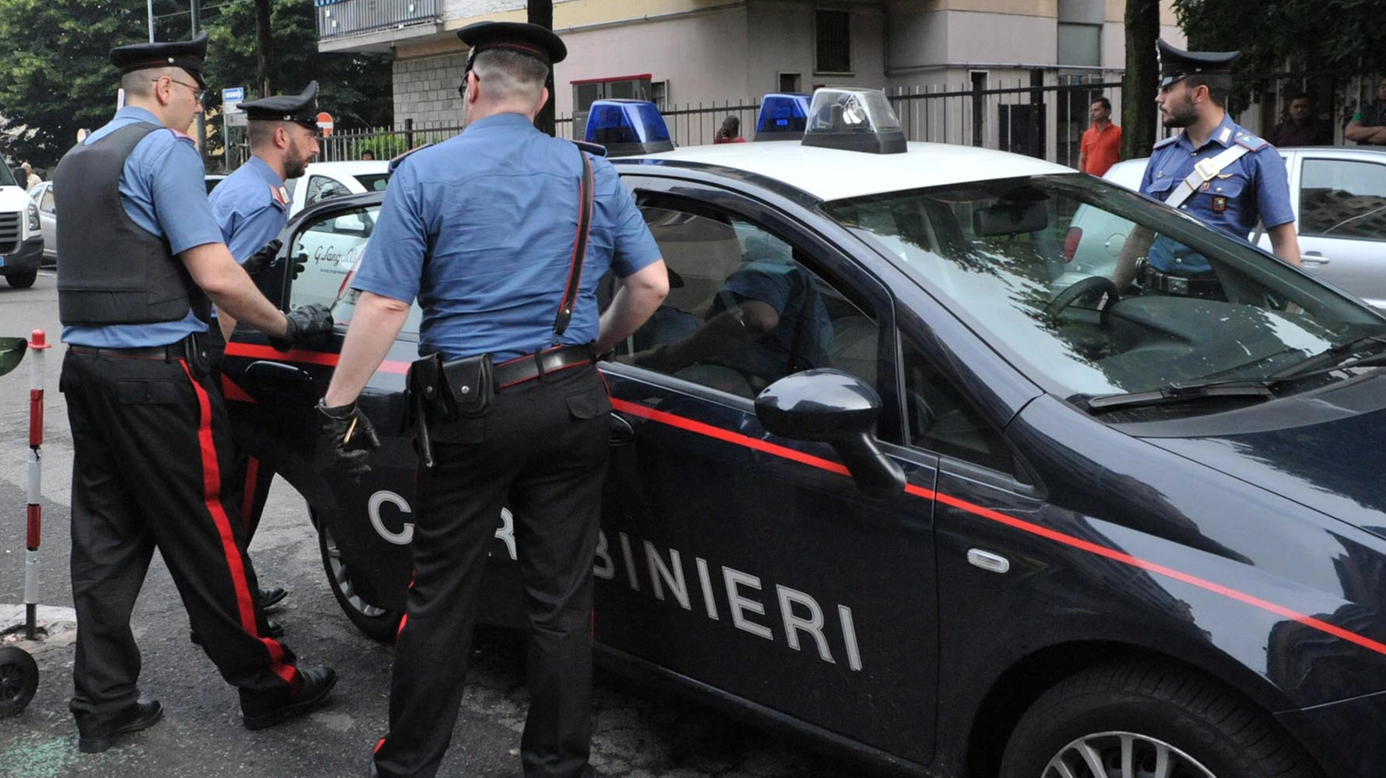 La donna è riuscita a barricarsi in camera da letto e chiamare le forze dell’ordine. Il marito è stato arrestato per maltrattamenti in famiglia e lesioni personali