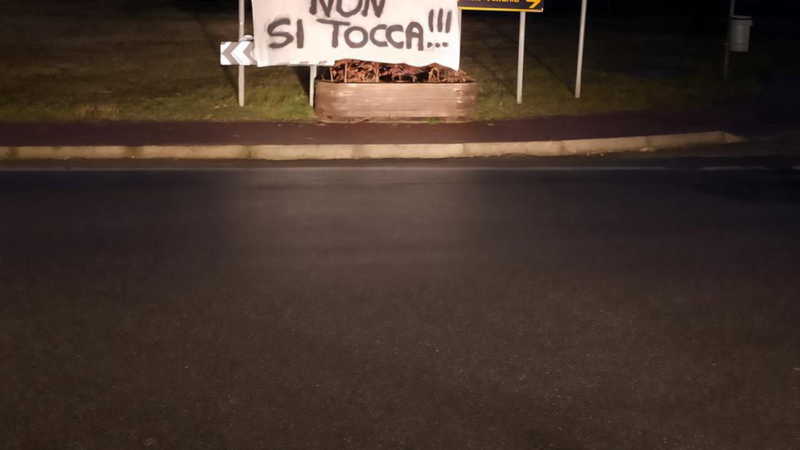 Striscioni e raccolta firme contro la chiusura della materna