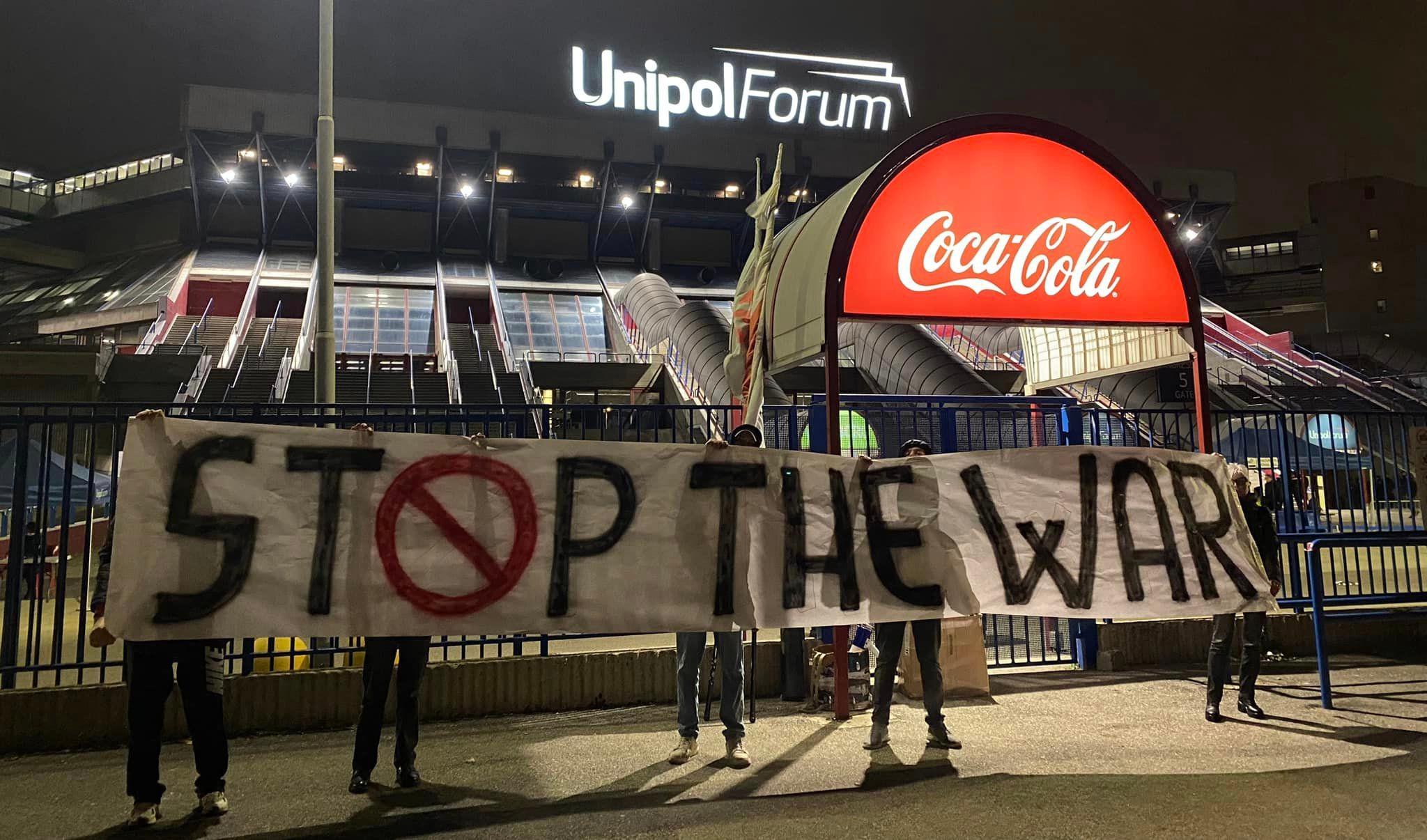 Respinto lo striscione “Stop the war”: la curva dell’Olimpia (in campo contro il Maccabi Tel Aviv) diserta il Forum per protesta