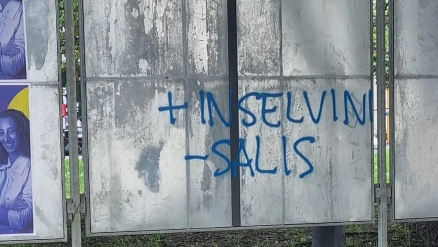 Una delle scritte contro la Salis apparse a Brescia