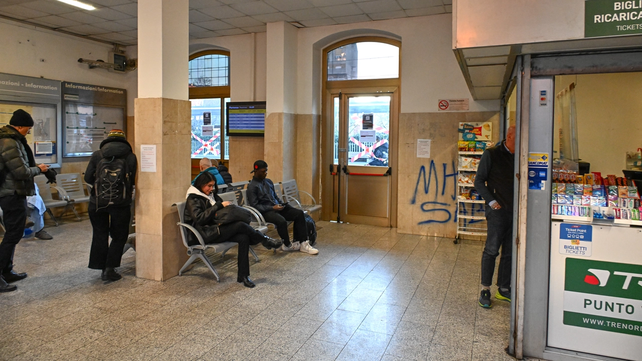 Il titolare del chiosco della stazione lancia l’allarme degrado e sicurezza La situazione è diventata insostenibile tra scritte sui muri rifiuti ovunque e continui atti vandalici