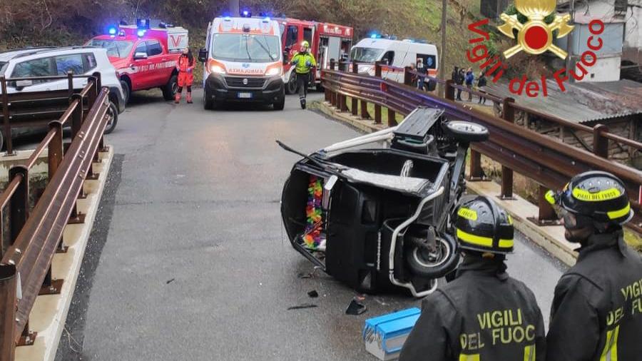 Lasnigo, sfrecciano sull’Apecar finché non si ribaltano per il ghiaccio: due sedicenni finiscono all’ospedale