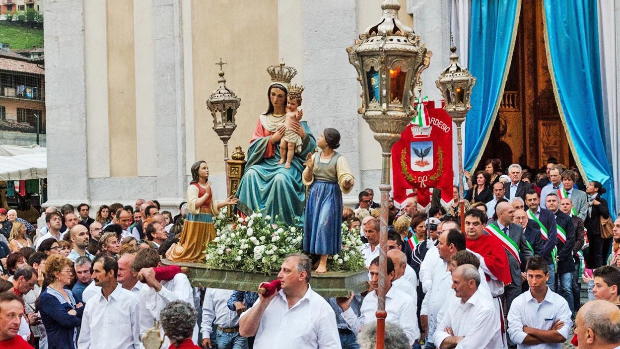 Il festival cinematografico internazionale "Sacrae Scenae" ad Ardesio presenta venti film da tutto il mondo, inclusi due di registi bergamaschi. Ospite d'onore il critico Gianni Canova. Premi assegnati dalla giuria presieduta da Nicola Bionda.