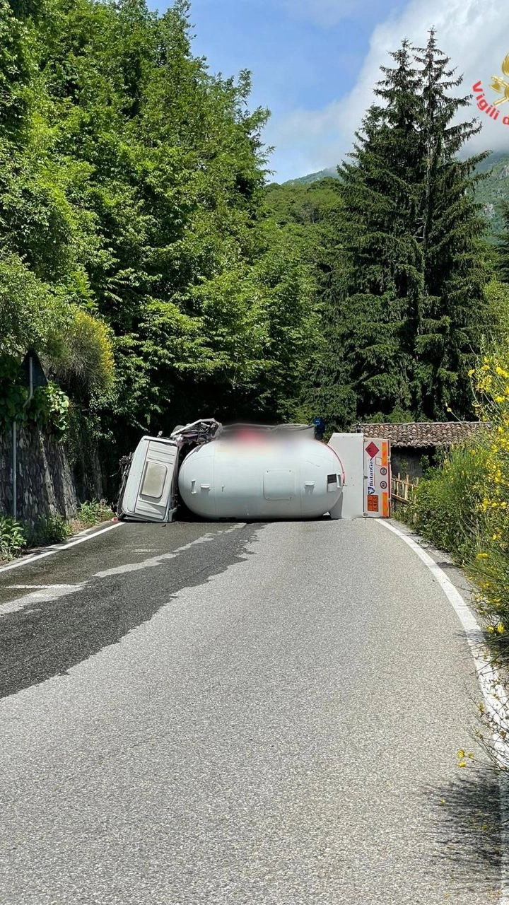 L'autocisterna ribaltata sulla Lecco-Ballabio