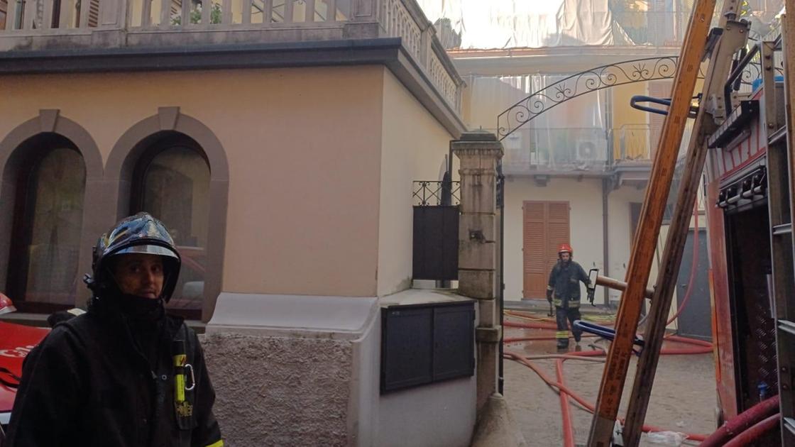 L’ex albergo Toledo in fiamme. Cinque appartamenti distrutti