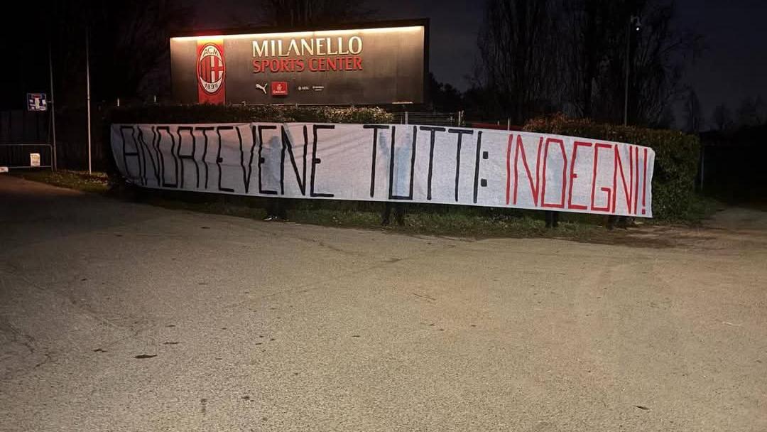 Lo striscione dei “Banditi” del Milan dopo la sconfitta col Bologna: “Andatevene tutti, indegni!"