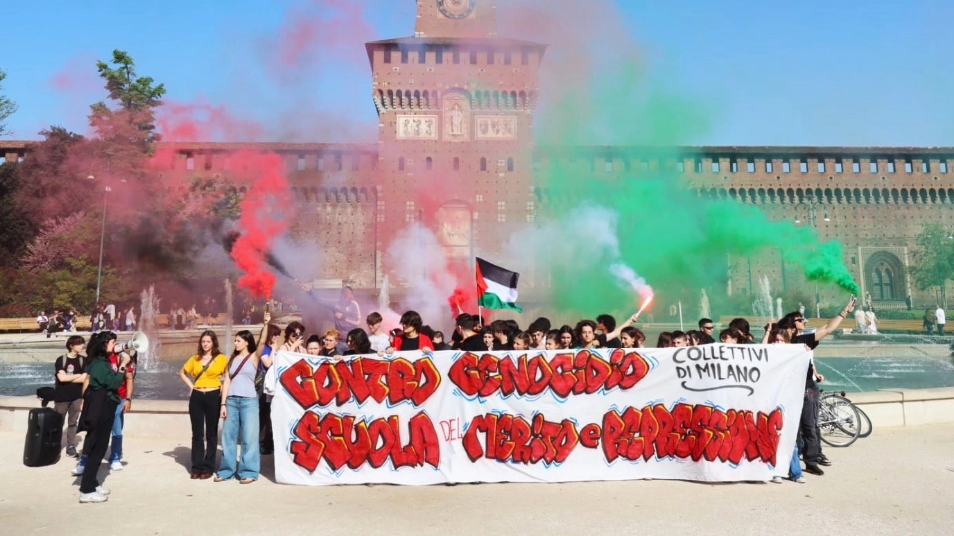 Gli studenti in largo Cairoli (Ansa/Paolo Salmoirago)