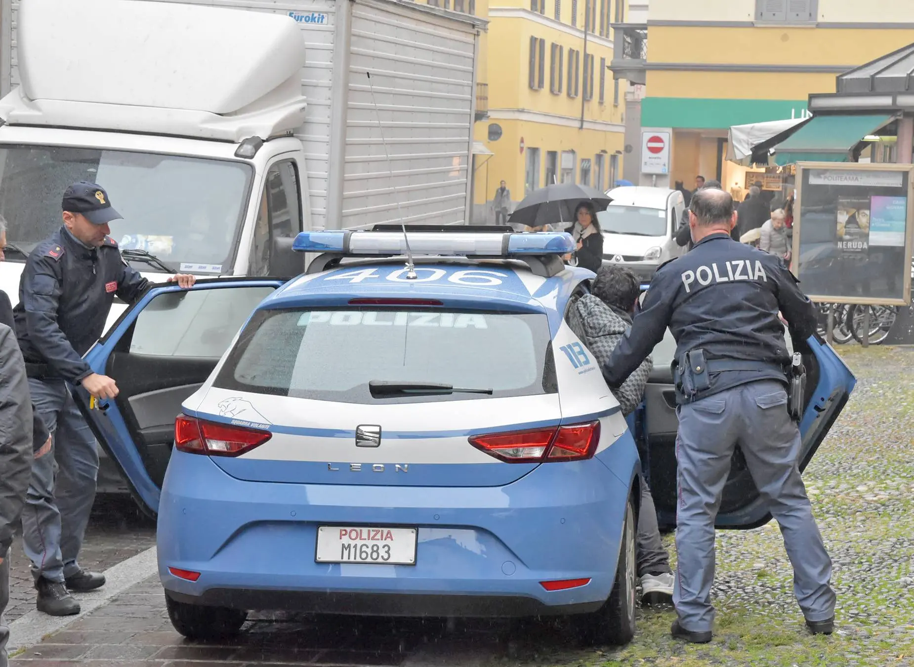 Fermata dalla polizia per un controllo, una donna svela l’inferno in cui vive e fa arrestare il compagno