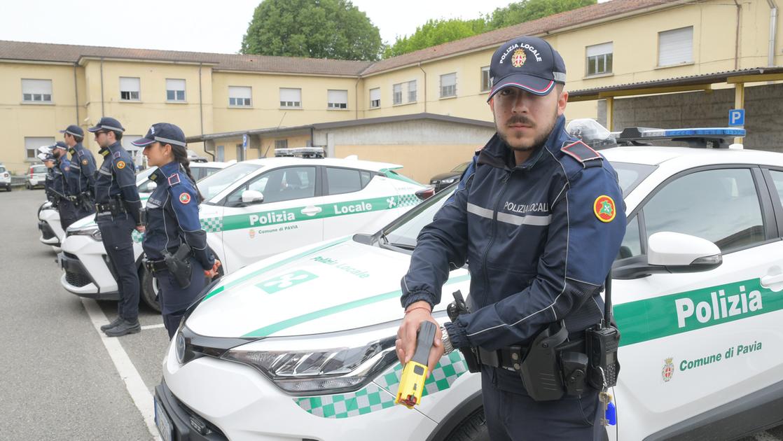 Il Comune di Pavia sospende l’uso del taser e il centrodestra insorge. La Corte dei conte: “Stop regolare”