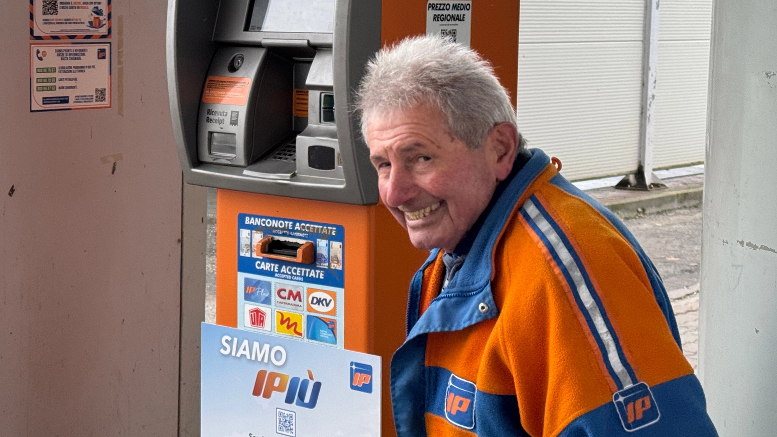 Luigi Quadrelli, 82 anni, è titolare della stazione di servizio di viale Cremona 215 da 57 anni: “I miei clienti - racconta - sono diventati amici, siamo tutti affiatati”