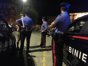 Violenta rissa in piazza Garibaldi a Cantù, tre accoltellati: due sono gravissimi