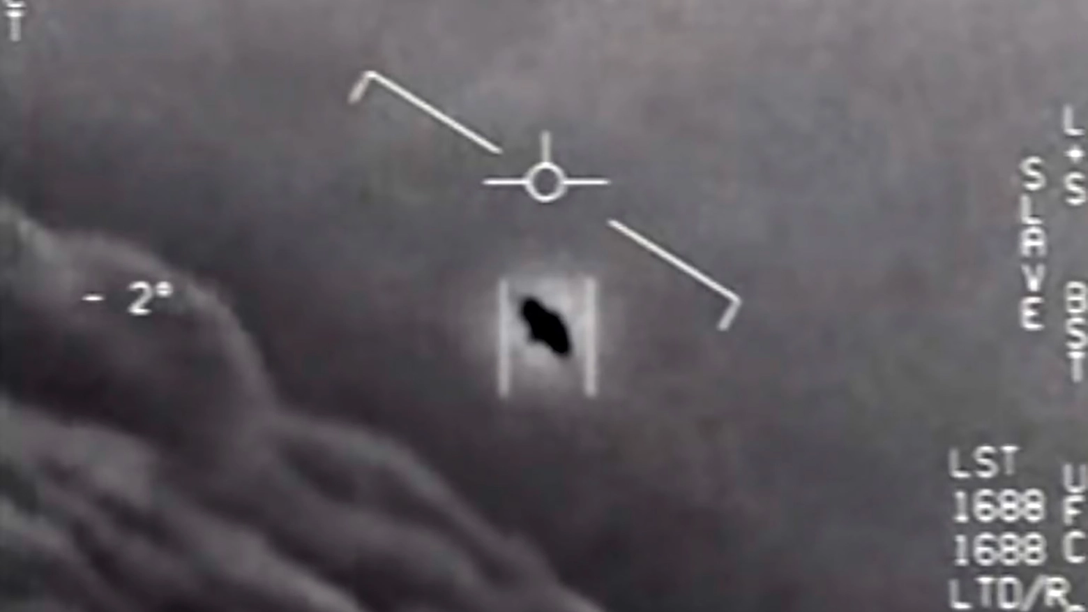 L'ormai famosa foto di un oggetto non identificato scattata da un velivolo dell'aeronautica militare statunitense