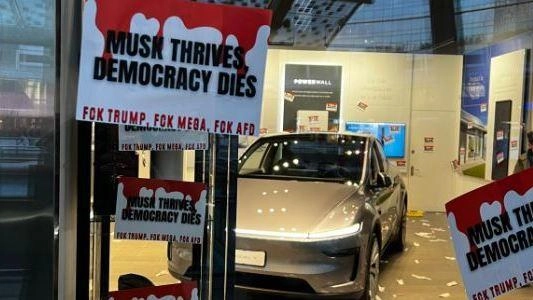 Blitz di un gruppo di antagonisti nello showroom Tesla in piazza Gae Aulenti a Milano. Ieri hanno srotolato uno striscione...